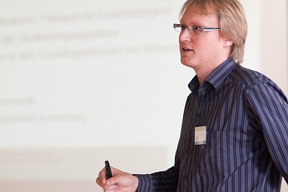 Nils Florian Wolters von der Hochschule Harz hielt einen
Vortrag über ein Konzept der verlängerten
Studieneingangsphase im MINT-Bereich